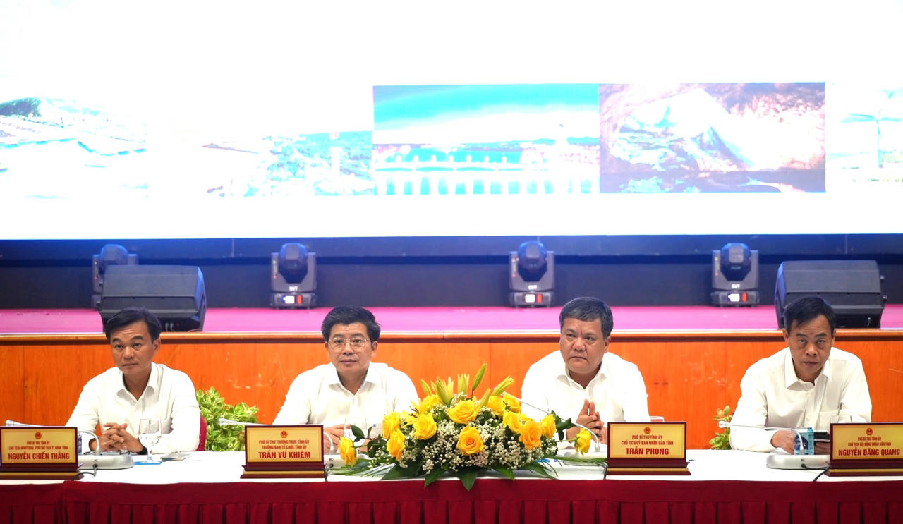 Các đồng chí trong Thường trực Tỉnh ủy Quảng Trị chủ trì buổi gặp mặt doanh nghiệp nhân kỷ niệm 21 năm Ngày Doanh nhân Việt Nam (13/10).