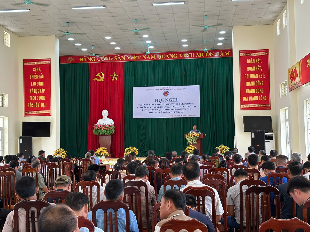 Các đại biểu tham gia thảo luận sôi nổi, chia sẻ những vướng mắc và kinh nghiệm trong quá trình tuyên truyền, hướng dẫn người dân tiếp cận dịch vụ trợ giúp pháp lý.