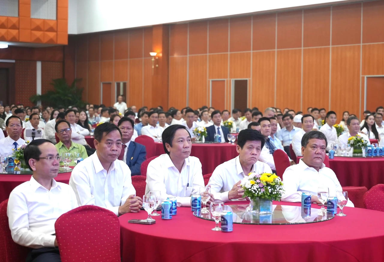 Các đồng chí lãnh đạo tỉnh Quảng Trị dự buổi gặp mặt.