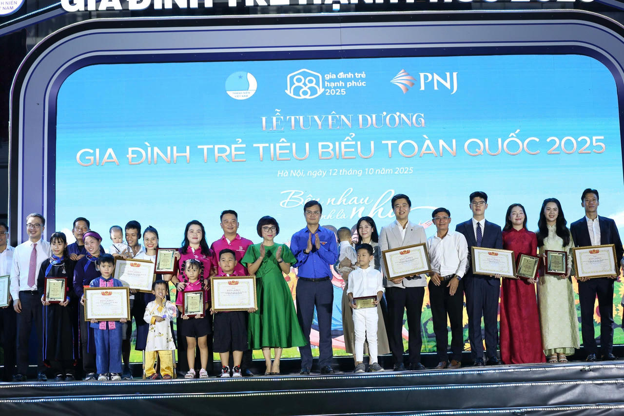 Gia đình cầu thủ Quế Ngọc Hải được vinh danh “Gia đình trẻ hạnh phúc” năm 2025