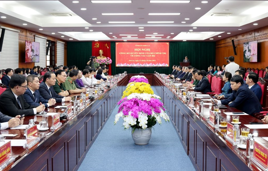 Hội nghị công bố quyết định của Bộ Chính trị về công tác cán bộ.