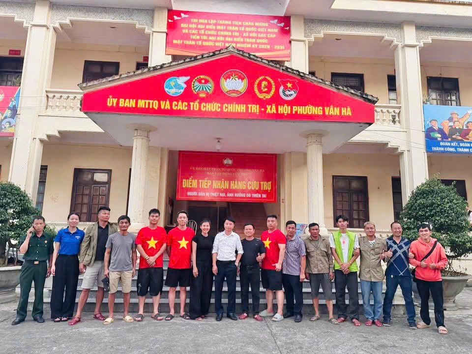 Các thành viên TN73 Quảng Trị chụp ảnh lưu niệm tại điểm tiếp nhận cứu trợ tại phường Vân Hà, tỉnh Bắc Ninh.