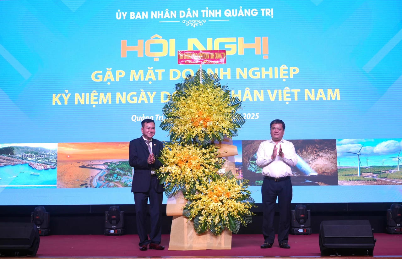 Chủ tịch UBND tỉnh Trần Phong tặng hoa chúc mừng Hội Doanh nghiệp tỉnh Quảng Trị.