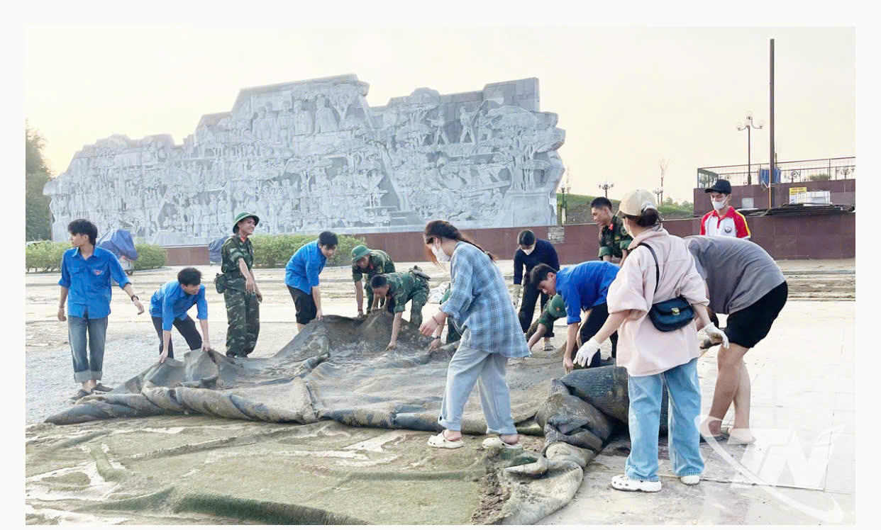 “Áo xanh trường Y” xung kích giúp người dân Thái Nguyên khắc phục hậu quả sau lũ