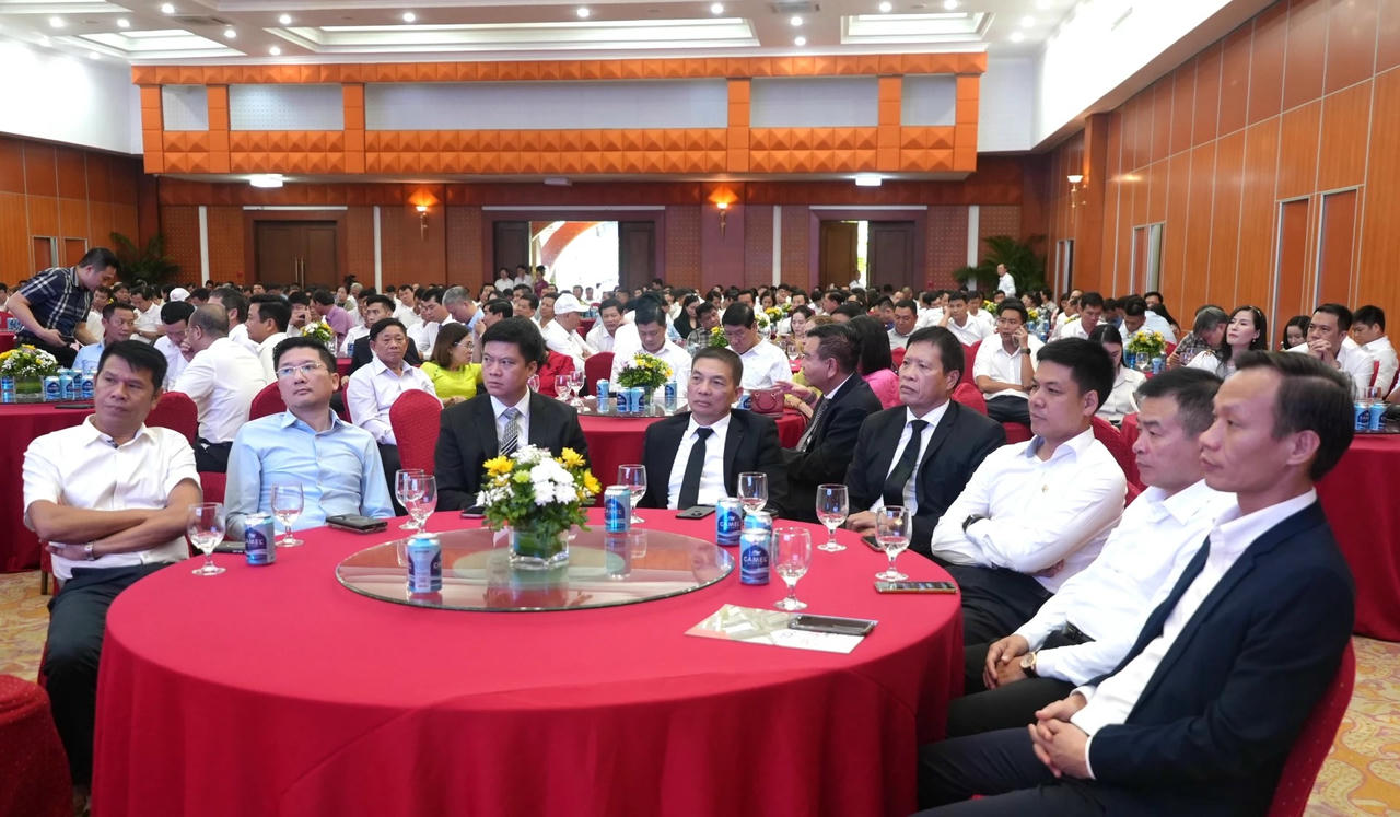 Các doanh nghiệp, doanh nhân tham dự buổi gặp mặt.