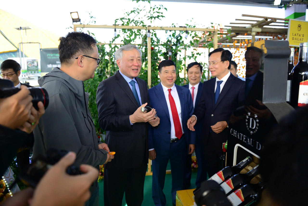 Phó Thủ tướng Thường trực Chính phủ Nguyễn Hoà Bình trao đổi bên lề Hội nghị với lãnh đạo tỉnh Lâm Đồng và các doanh nghiệp.