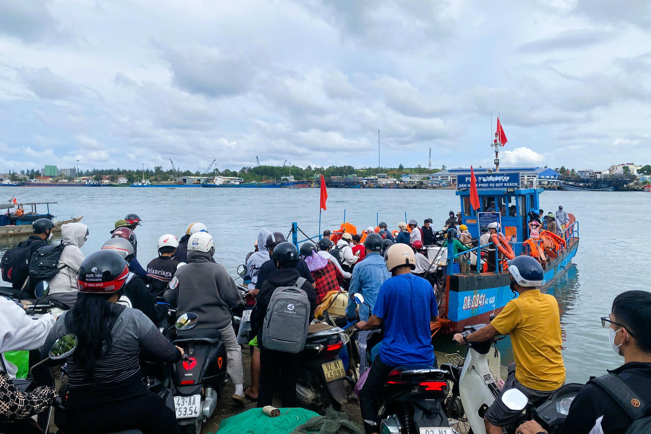 Cương quyết xử lý nghiêm&nbsp;các phà chở quá tải, không đảm bảo an toàn tại bến phà Tam Hải - Tam Quang.