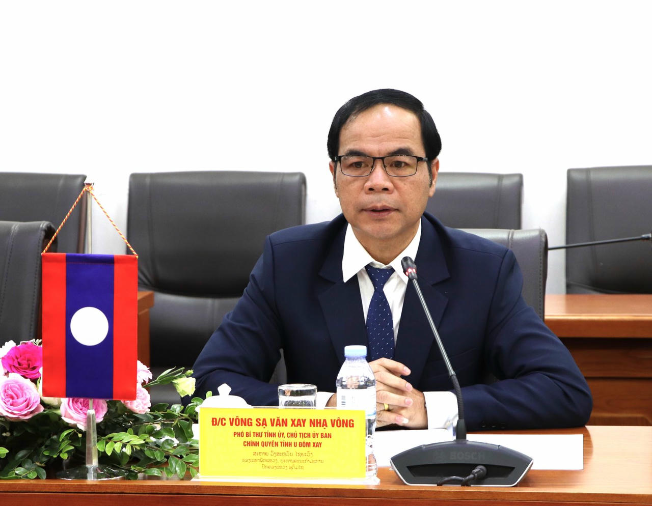 Ông Vông Sạ Văn Xay Nhạ Vông - Phó Bí thư Tỉnh ủy, Chủ tịch Ủy ban Chính quyền tỉnh U Đôm Xay phát biểu tại hội đàm.