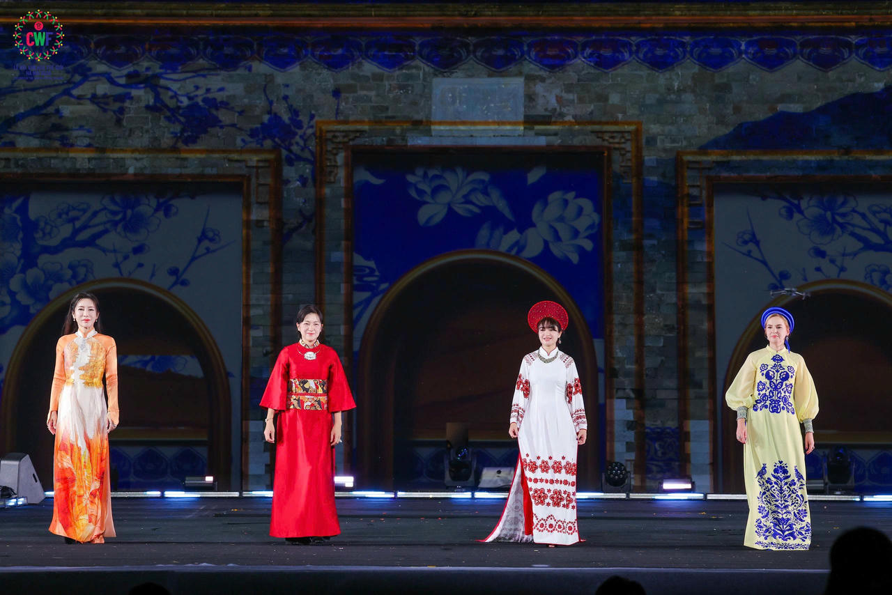 Show diễn đã giới thiệu tới công chúng Việt Nam và quốc tế gần 100 bộ trang phục truyền thống đến từ các quốc gia (Hòa Nguyễn).