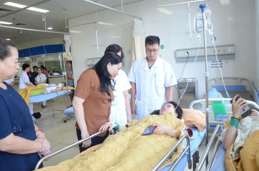 Phó Chủ tịch UBND tỉnh Lào Cai cùng lãnh đạo Sở Y tế thăm hỏi động viên các nạn nhân đang điều trị tại Bệnh viện đa khoa số 1 tỉnh Lào Cai