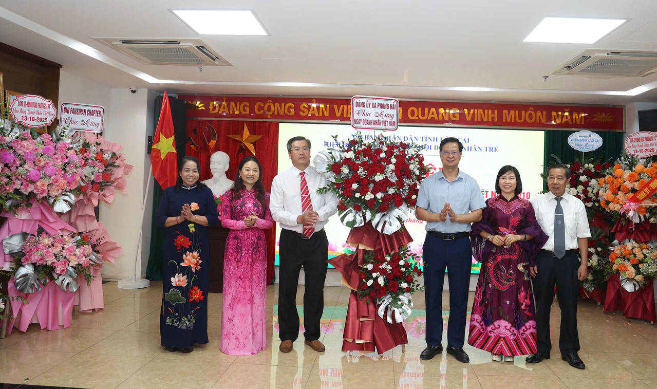 Đại diện lãnh đạo các phường, xã tặng hoa chúc mừng.