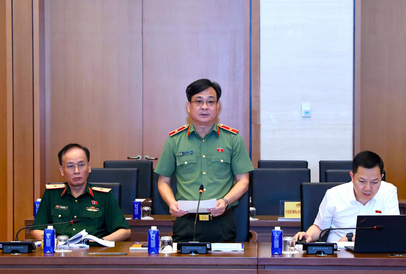 Thiếu tướng Vũ Huy Khánh trình bày báo cáo thẩm tra tại phiên họp.&nbsp;Ảnh: Cổng thông tin điện tử Bộ Công an.