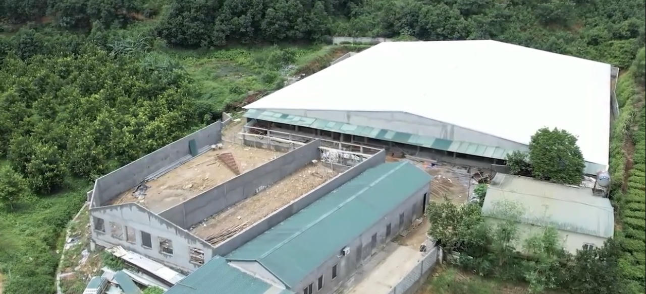 Toàn cảnh cơ sở chăn nuôi tại thôn 9. (Ảnh trong bài: Đức Anh)