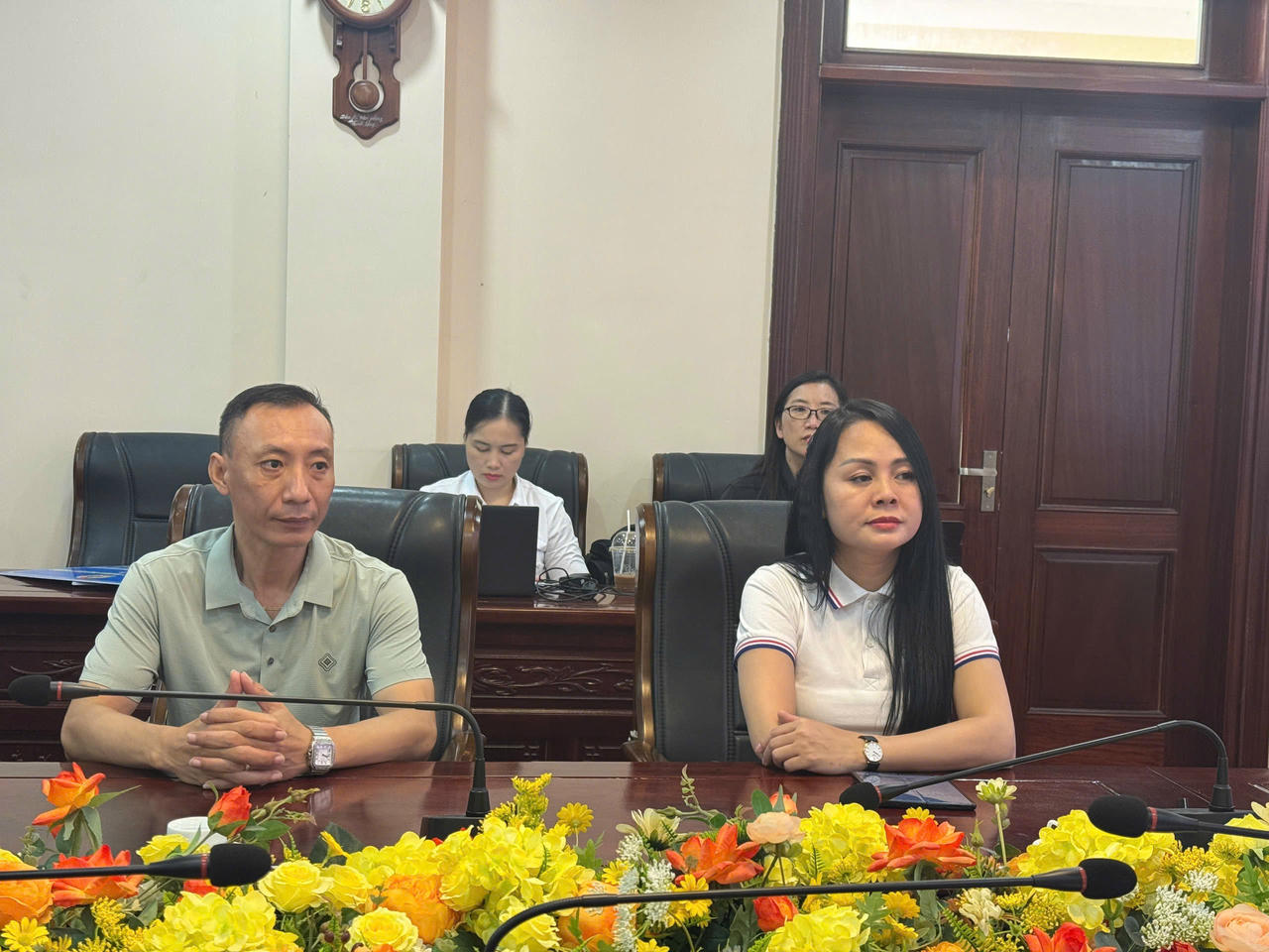 Các đại biểu tham dự buổi trao quà. (Ảnh: Lê Hanh)