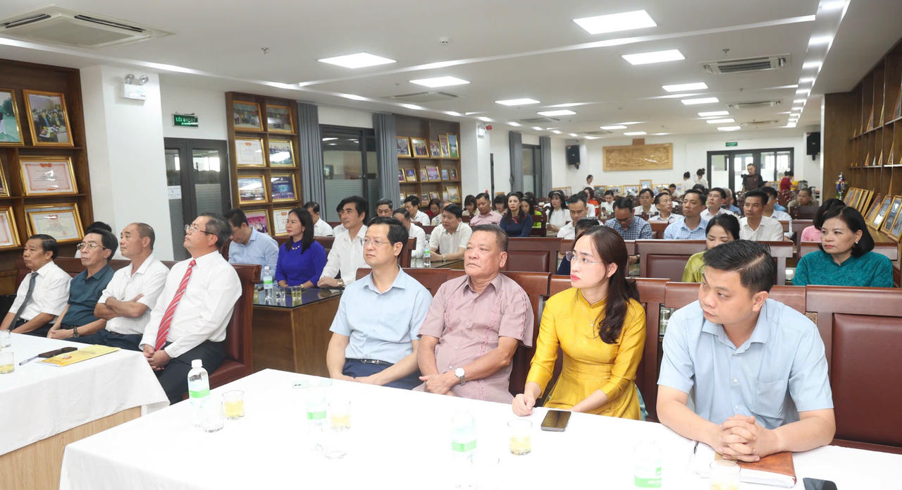 Các đại biểu tham dự buổi lễ.