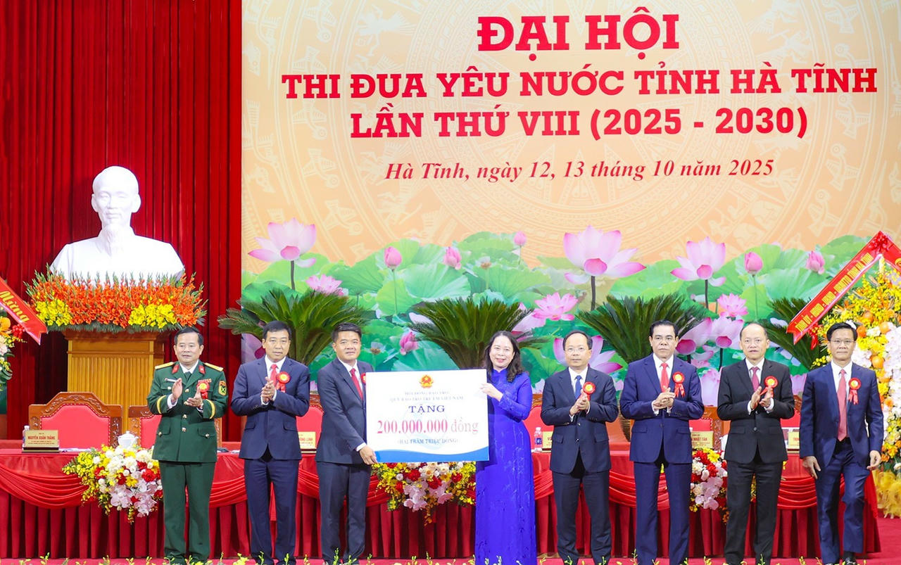Tại Đại hội, Phó Chủ tịch nước Võ Thị Ánh Xuân trao tặng quà của Hội đồng Bảo trợ Quỹ Bảo trợ trẻ em Việt Nam cho trẻ em Hà Tĩnh có hoàn cảnh khó khăn trị giá 200 triệu đồng.