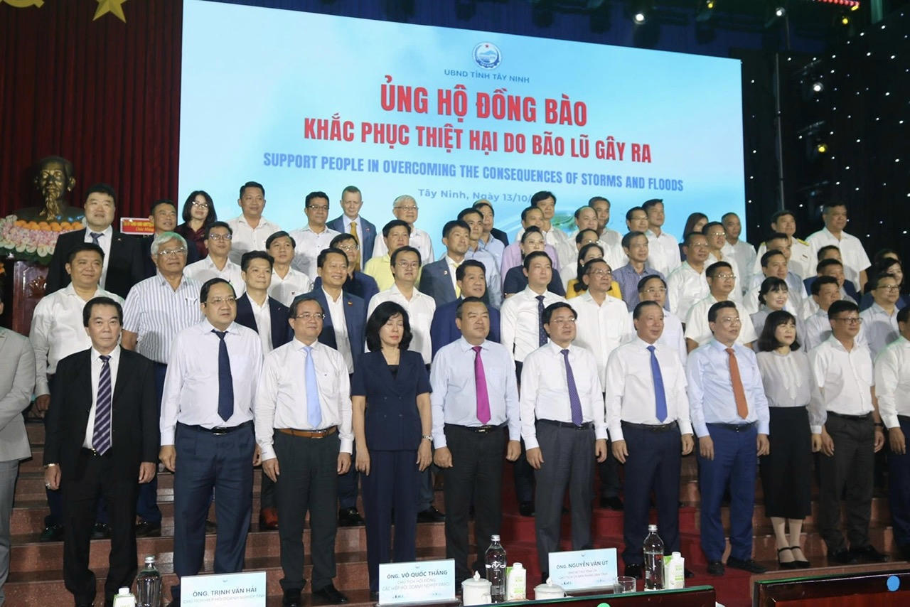 Tại buổi họp mặt, các doanh nhân cùng đồng hành, tham gia ủng hộ đồng bào khắc phục thiệt hại do bão lũ.