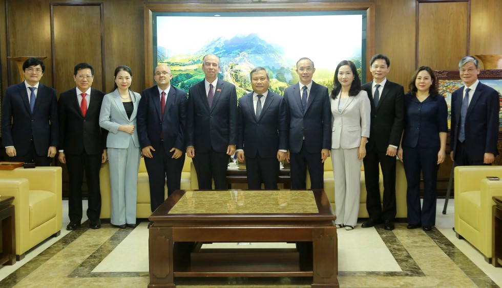 Cùng tiếp Đại sứ có bà Nguyễn Thị Hạnh - Phó Chủ tịch UBND tỉnh Quảng Ninh; lãnh đạo sở, ngành liên quan.