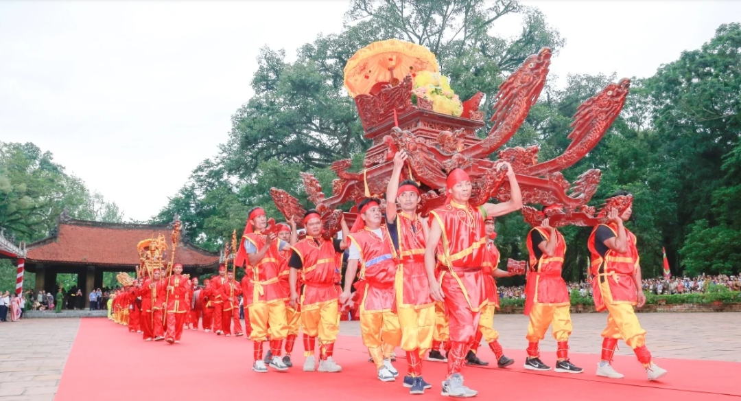 Nghi thức rước kiệu tại lễ hội. (Ảnh: Lê Hợi)