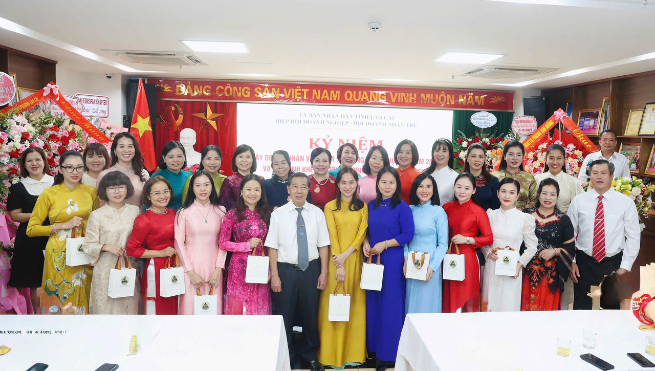 Lãnh đạo Hiệp hội Doanh nghiệp tỉnh Lào Cai chụp hình lưu niệm cùng các nữ doanh nhân