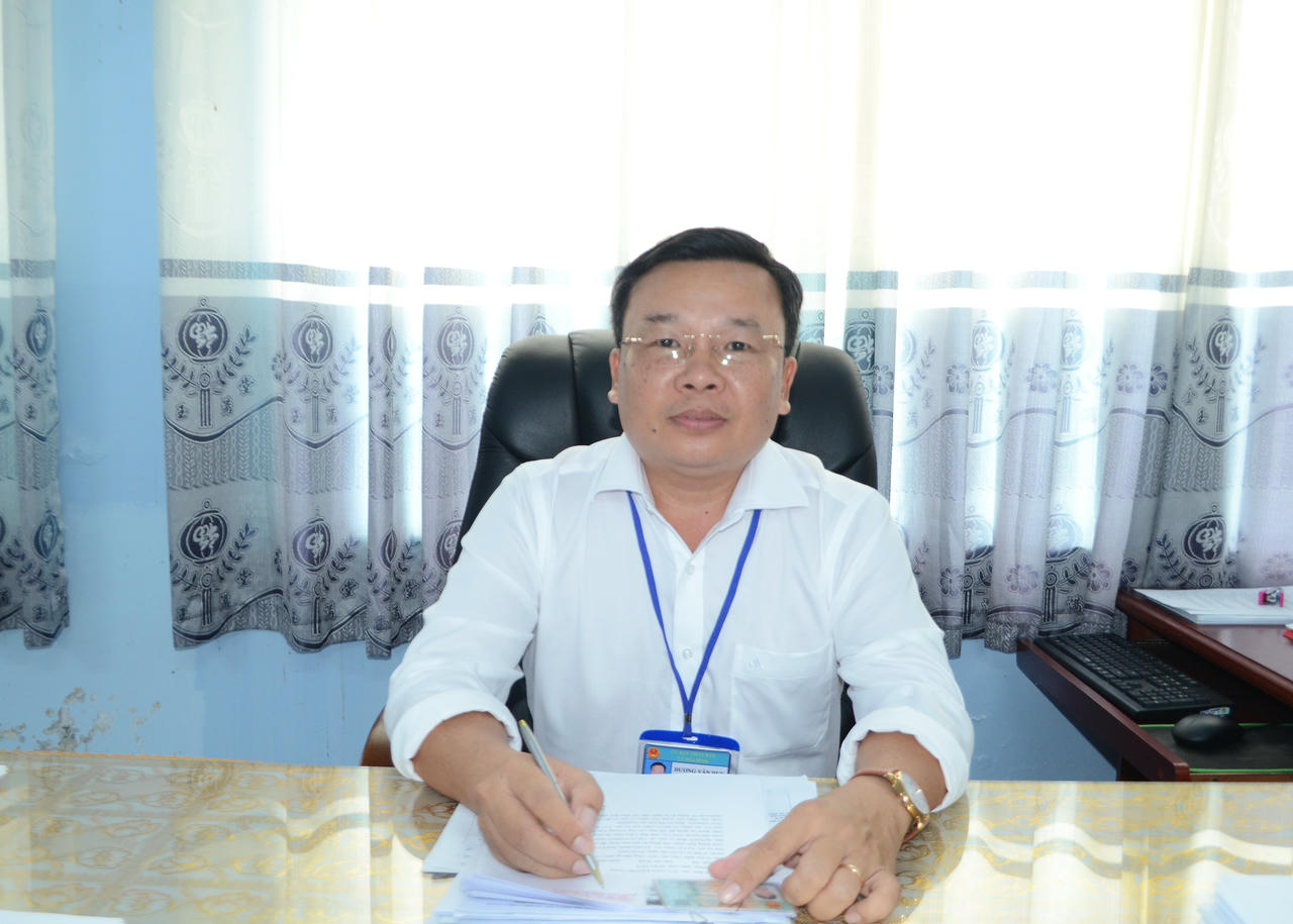 Ông Dương Văn Duy – Phó Chủ tịch UBND xã, Giám đốc Trung tâm Phục vụ hành chính công xã Hòa Bình, trao đổi với phóng viên.