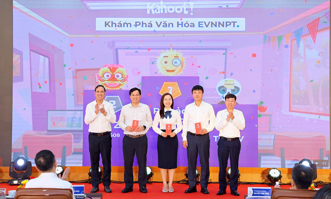 Ban Tổ chức trao giải cho cá nhân đoạt giải cuộc thi trắc nghiệm online: Khám phá Văn hóa EVNNPT