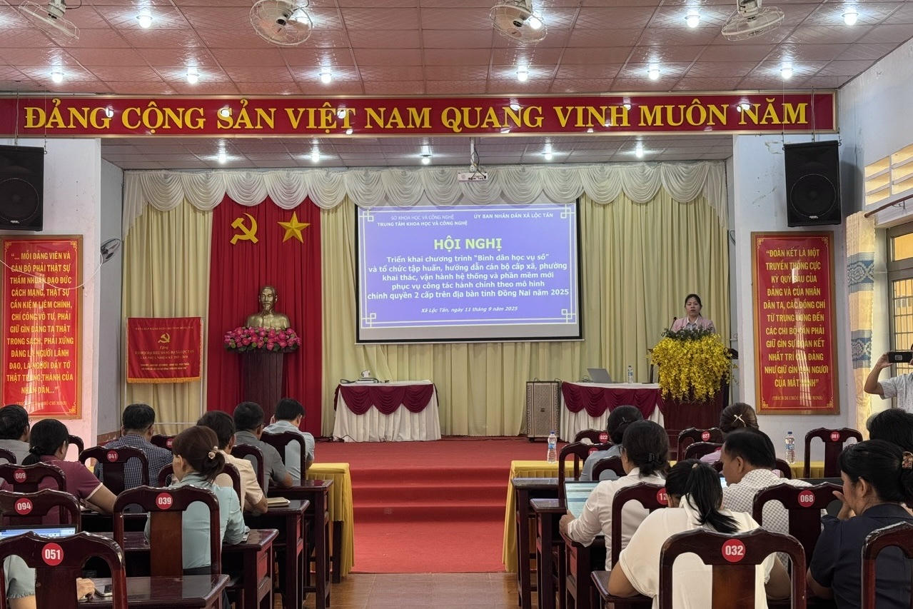 Một lớp “bình dân học vụ số” tại Đồng Nai.