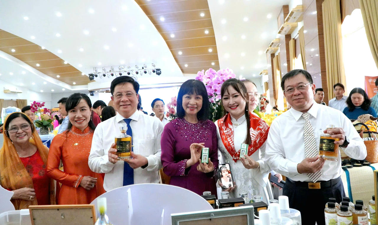 Chủ tịch UBND tỉnh An Giang Hồ Văn Mừng và Phó Chủ tịch Thường trực UBMTTQ Việt Nam tỉnh An Giang Lê Thanh Việt cùng đại biểu tham quan gian hàng trưng bày sản phẩm đặc trưng tỉnh An Giang.