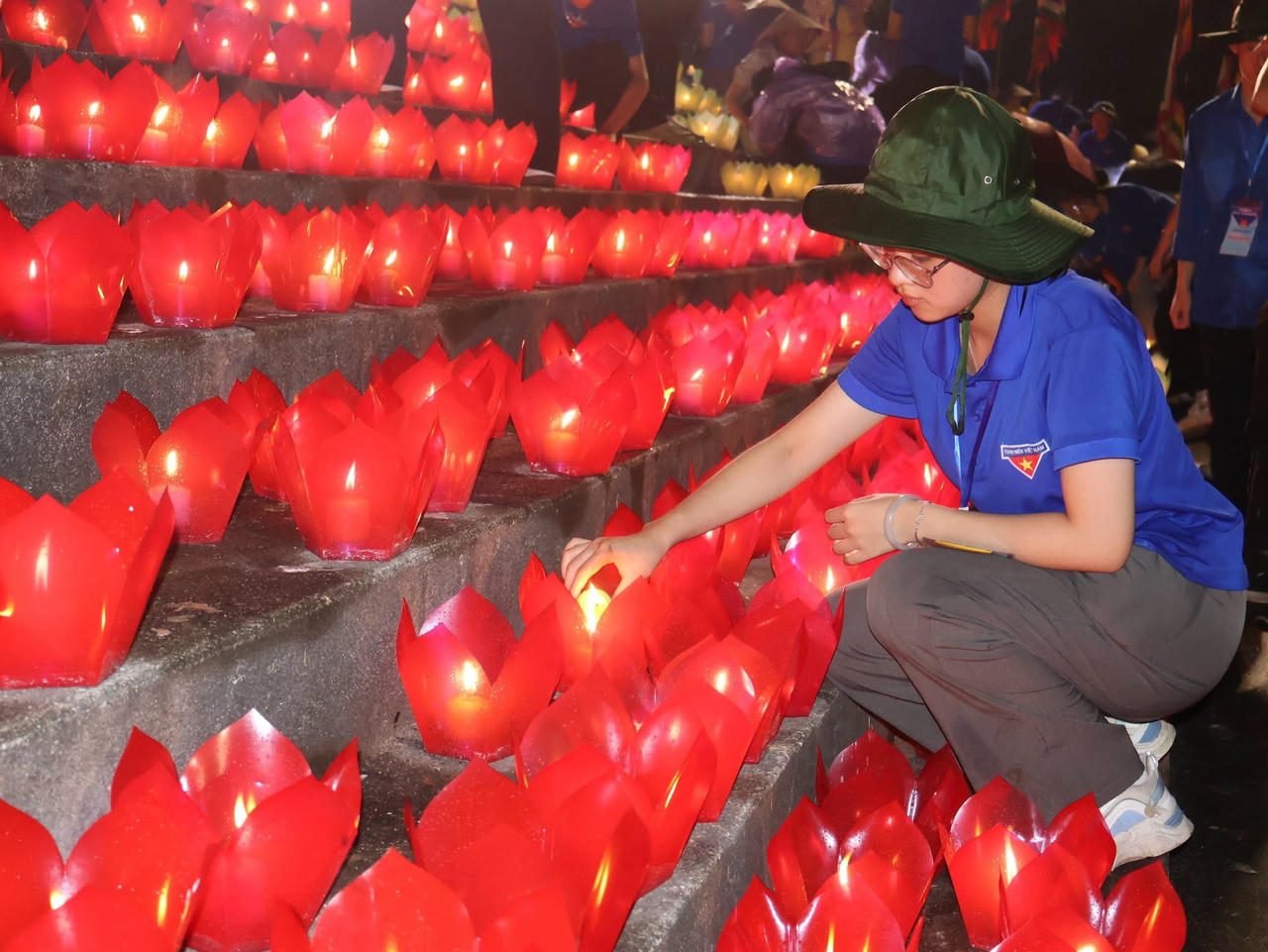 Hàng vạn ngọn hoa đăng được thắp sáng trong nghi lễ cầu an.