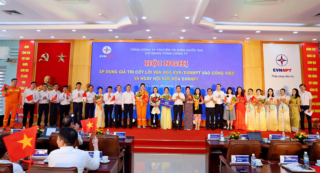 Ban Tổ chức trao giải Dấu ấn Văn hóa EVNNPT 