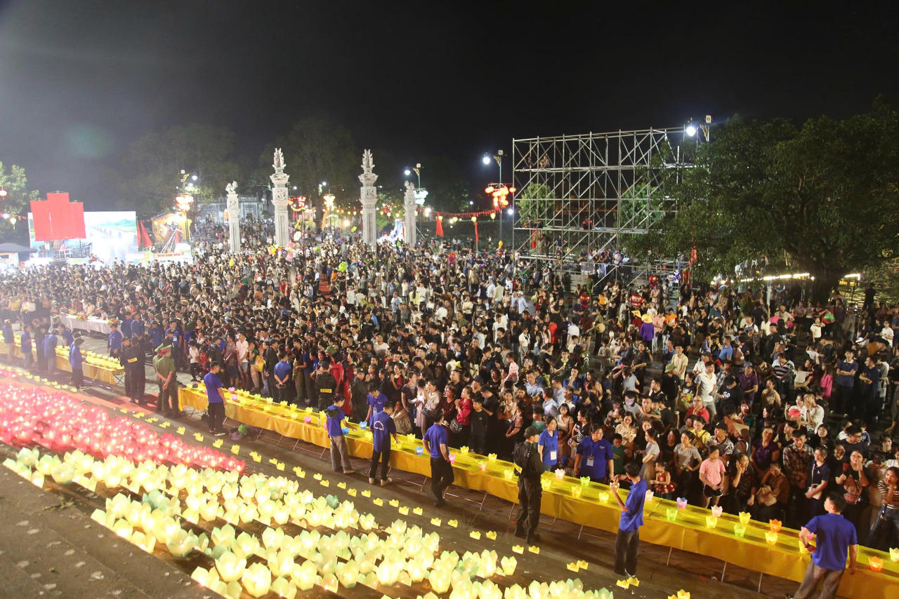 Hàng vạn người dân và du khách đến tham dự buổi Lễ 