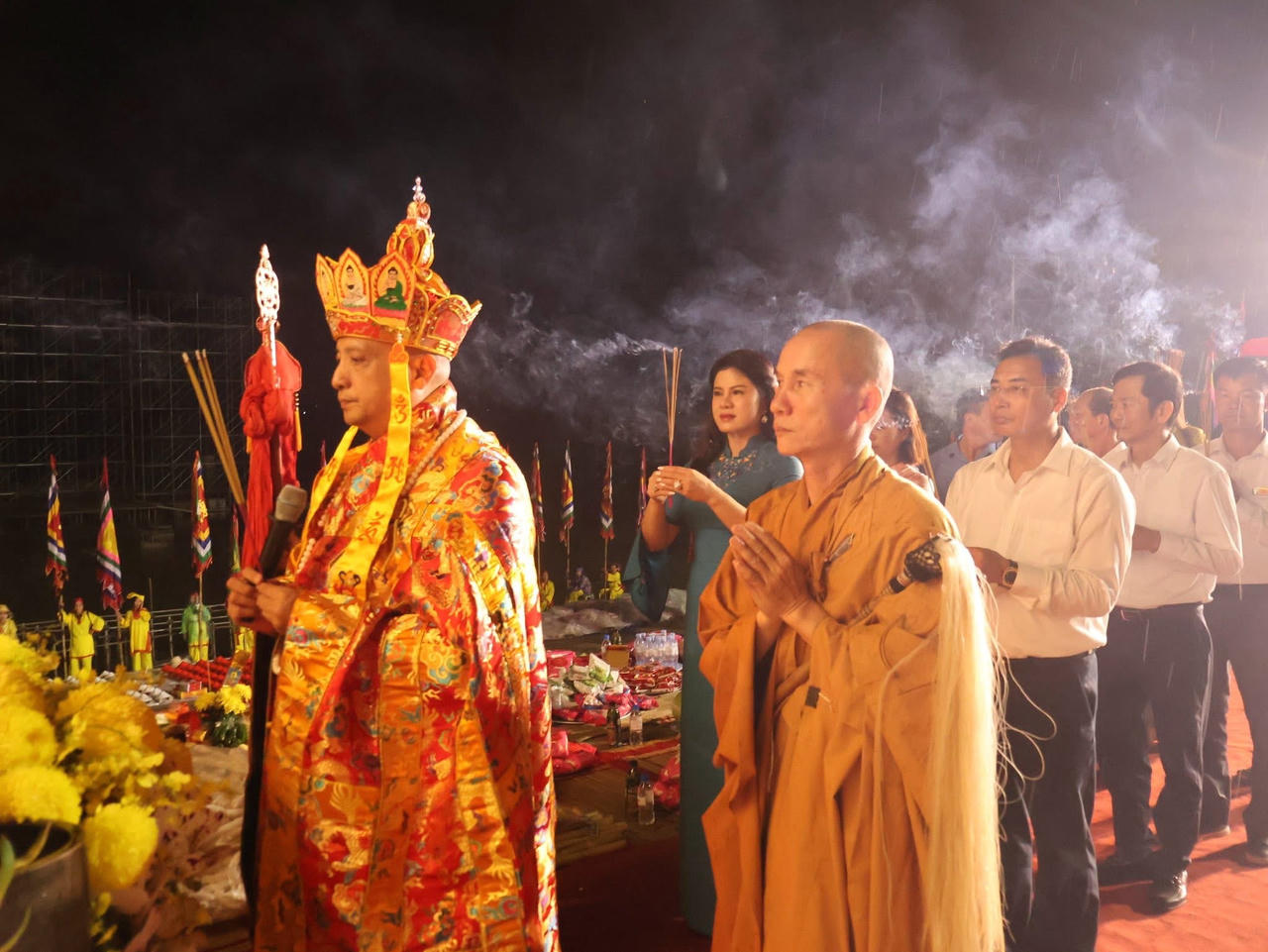 Các đại biểu thành kính dâng hương tại buổi lễ.