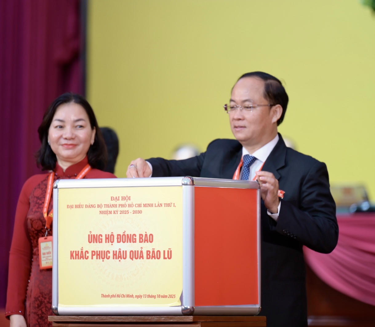 Các đại biểu tham dự Đại hội ủng hộ đồng bào khắc phục hậu quả bão lũ. 