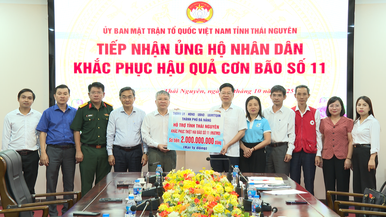 Lãnh đạo TP Đà Nẵng (bên trái) trao hỗ trợ 2 tỷ đồng cho tỉnh Thái Nguyên.