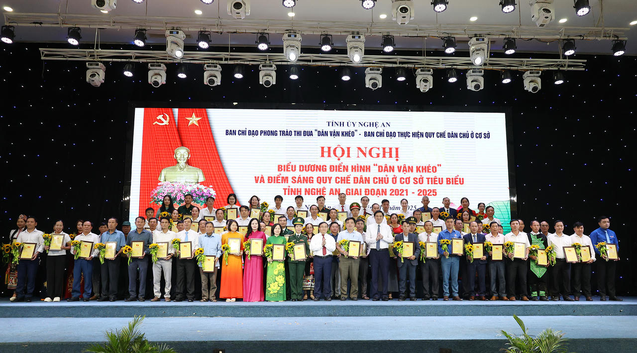 Ban chỉ đạo&nbsp;phong trào thi đua “Dân vận khéo” trao giấy chứng nhận cho 45 tập thể là điển hình “Dân vận khéo” tỉnh Nghệ An giai đoạn 2021-2025