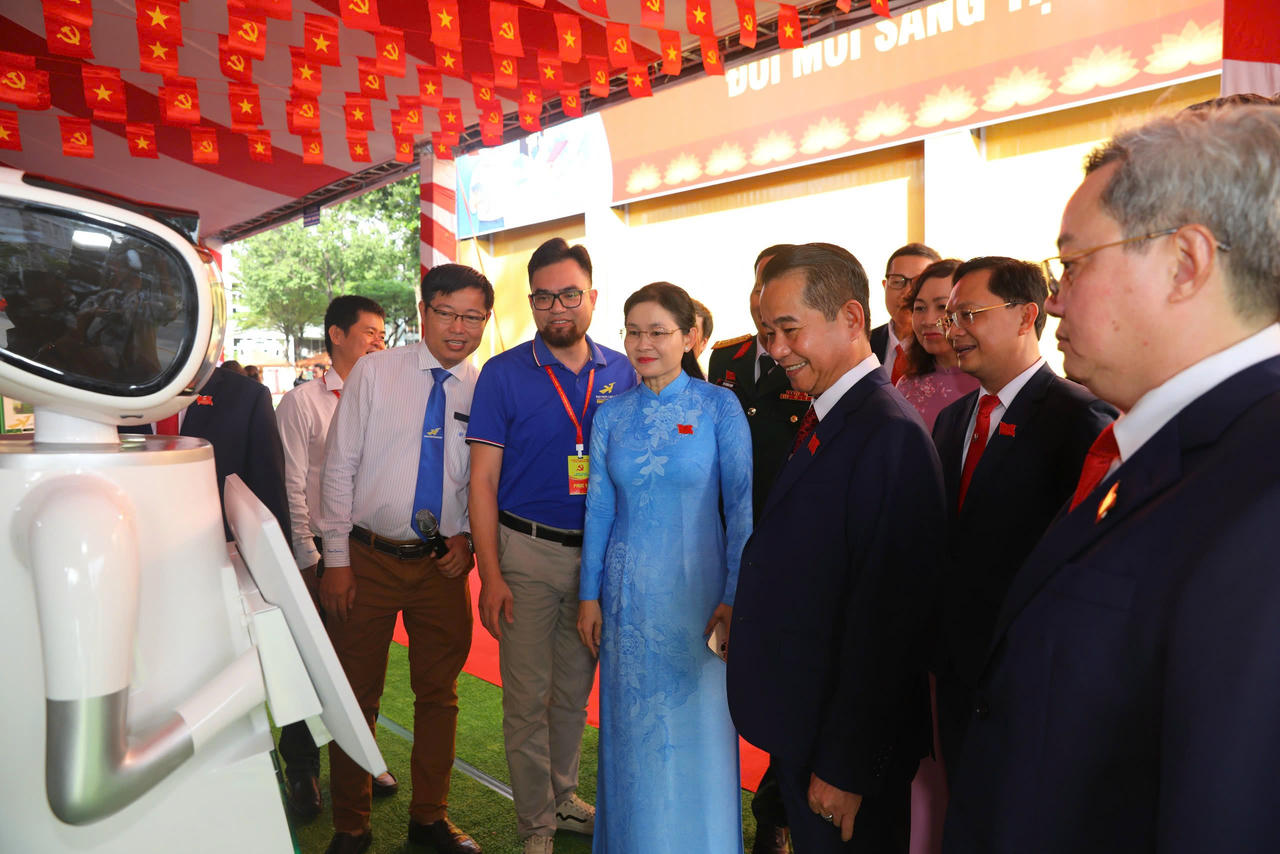 Phó bí Thường trực Tỉnh ủy Đồng Nai Tôn Ngọc Hạnh tham quan gian hàng trưng bày robot của một đơn vị công nghệ trên địa bàn tỉnh.