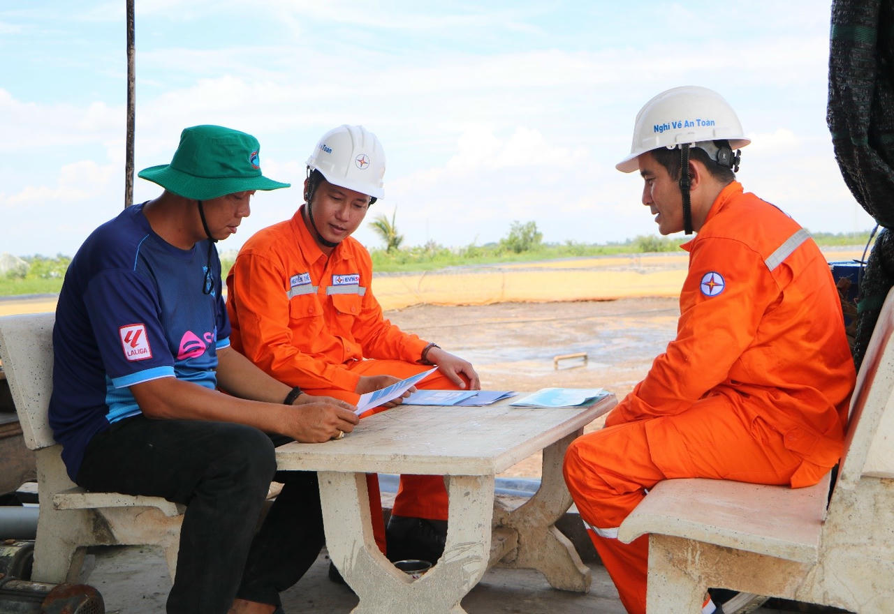 Công nhân Công ty Điện lực  tuyên truyền an toàn điện đến từng hộ gia đình - Ảnh: PC Đồng Tháp