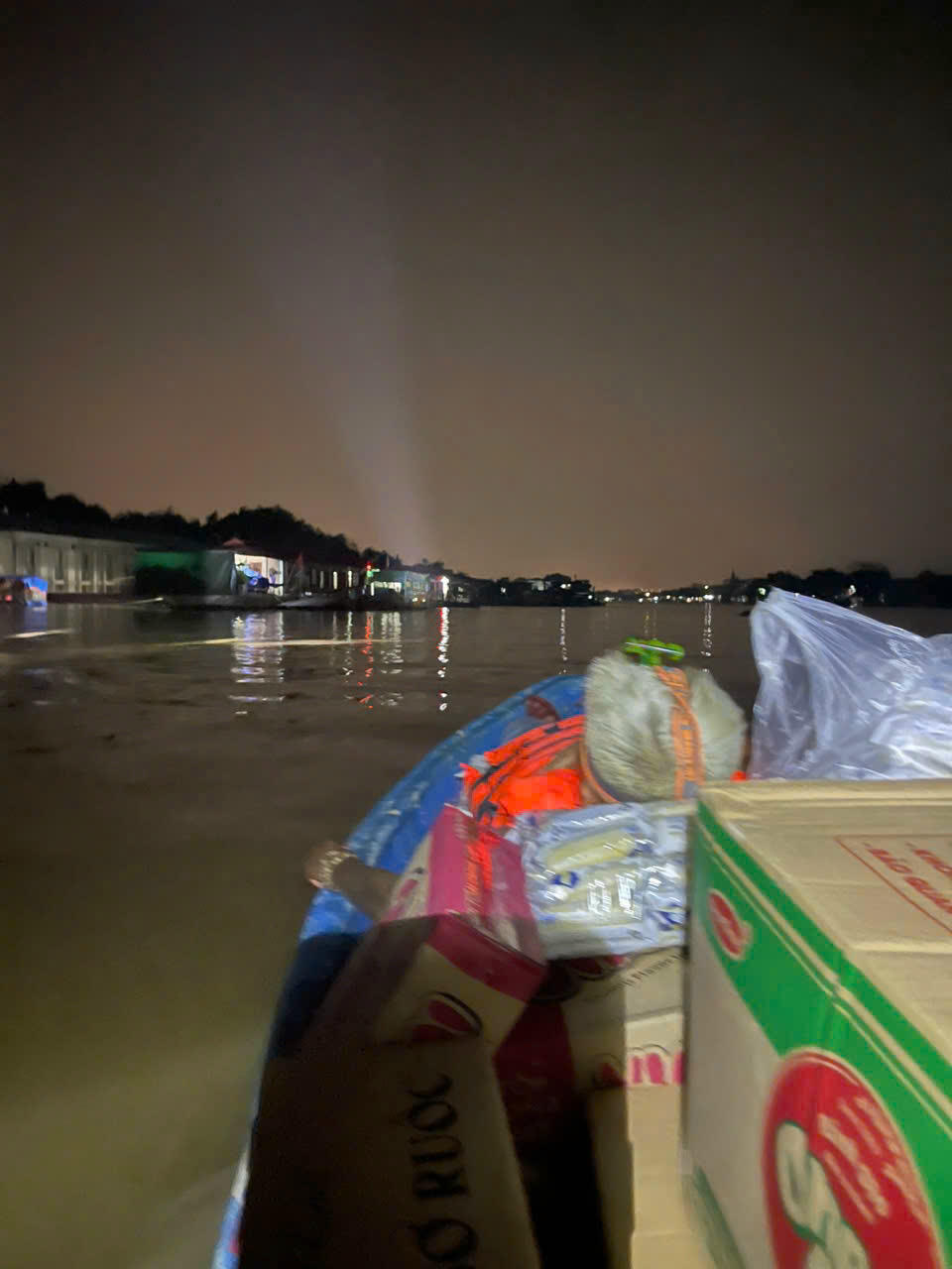 Giữa biển nước mênh mông, những chiếc cano của TN73 Quảng Trị là “cầu nối” mang hàng cứu trợ đến những hộ dân bị cô lập.