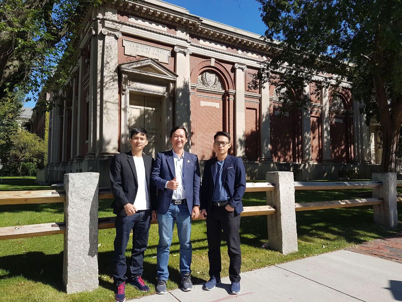 Nghiêm Tiến Viễn (bên phải) cùng các đồng nghiệp tham &nbsp;dự Startup World Cup 2021 tại Hoa Kỳ.. 