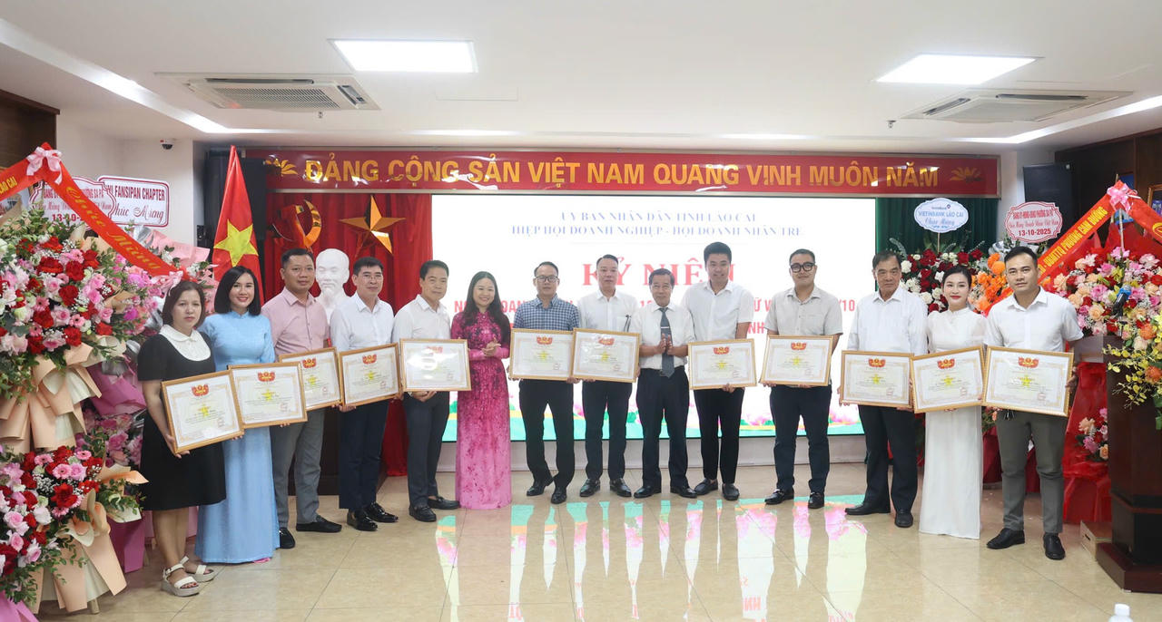 Trao giấy khen của Chủ tịch Hiệp hội Doanh nghiệp tỉnh Lào Cai cho các doanh nghiệp