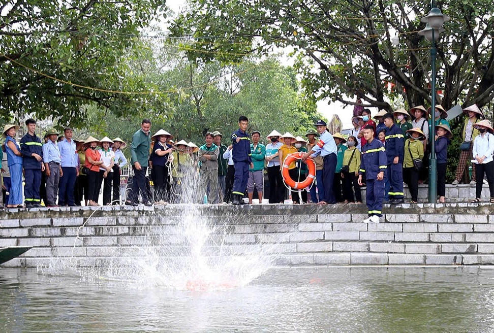 Phòng Cảnh sát PCCC và CNCH công an tỉnh Ninh Bình hướng dẫn tình huống cứu người có nguy cơ bị đuối nước.