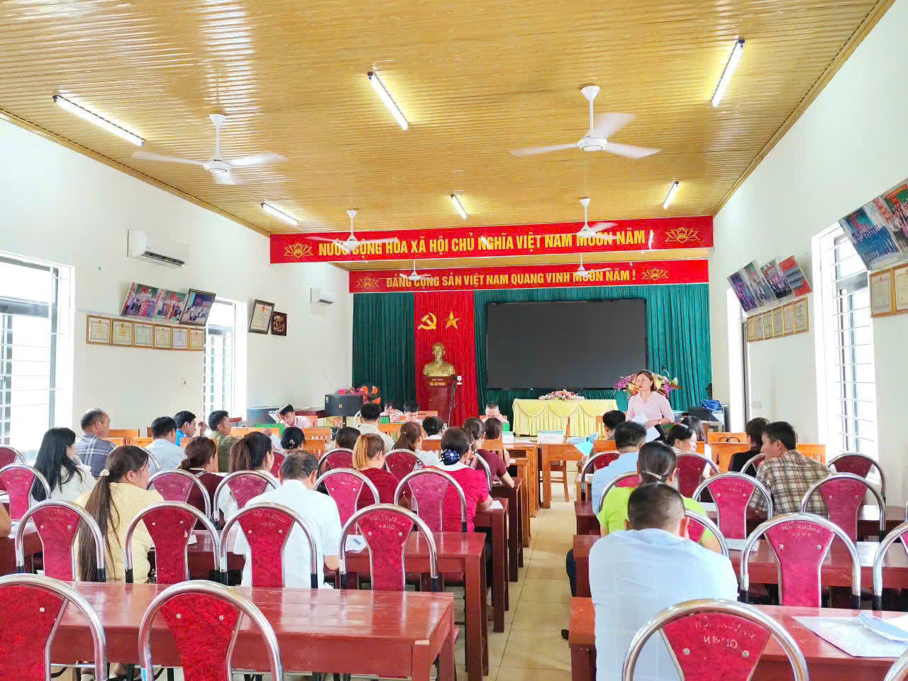 Một số điểm giao dịch của NHCSXH Phú Thọ tích cực hoạt động phục vụ nhân dân.