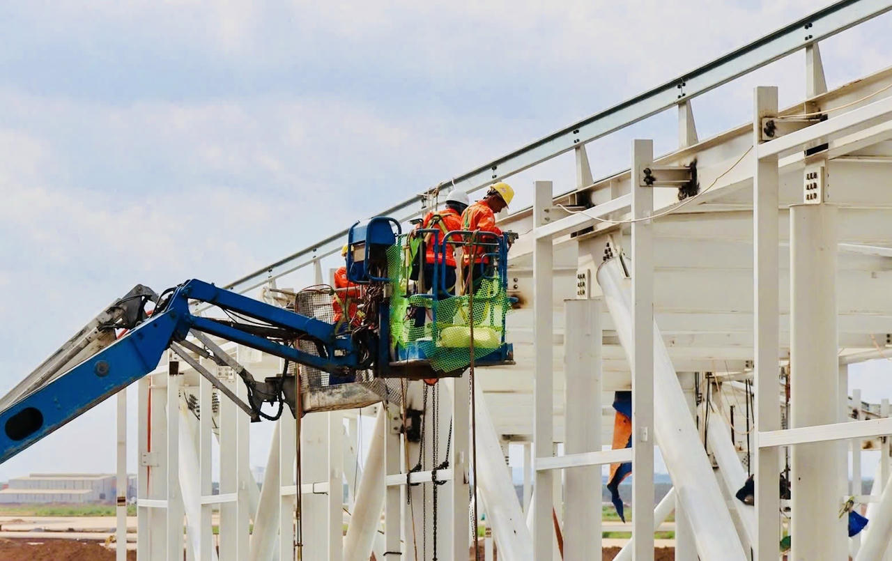 Bất chấp thời tiết khắc nghiệt, hơn 4.000 kỹ sư và công nhân vẫn miệt mài thi công, tăng tốc hoàn thiện nhà ga sân bay Long Thành.