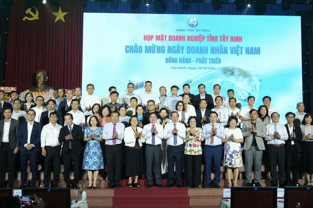 Các doanh nhân chụp hình lưu niệm với lãnh đạo tỉnh Tây Ninh tại buổi họp mặt.