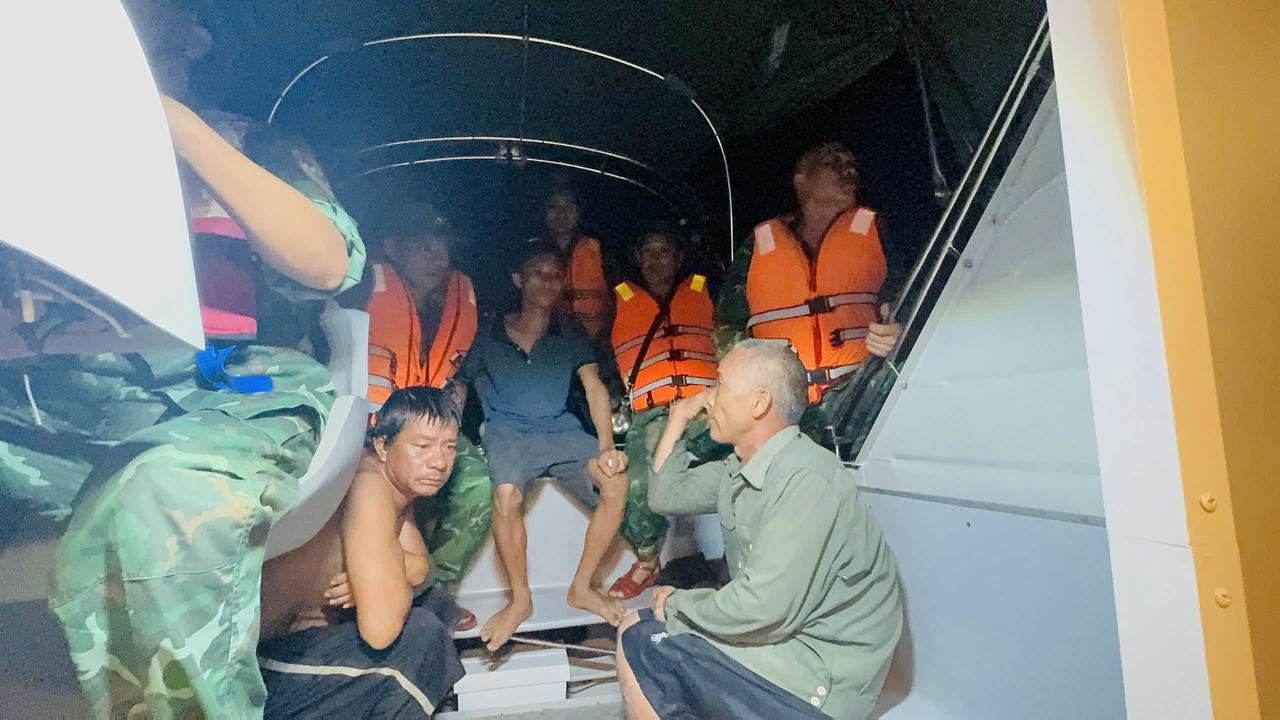 Tàu cá bị chìm tại vùng biển Cát Hải, bộ đội biên phòng kịp thời cứu nạn 3 thuyền viên
