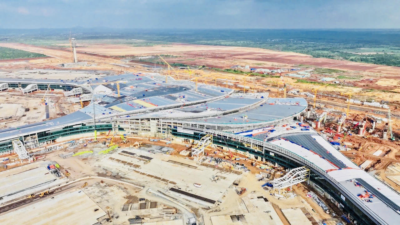 Sân bay Long Thành tăng tốc hoàn thiện ‘bông sen thép’ trước mốc 19/12