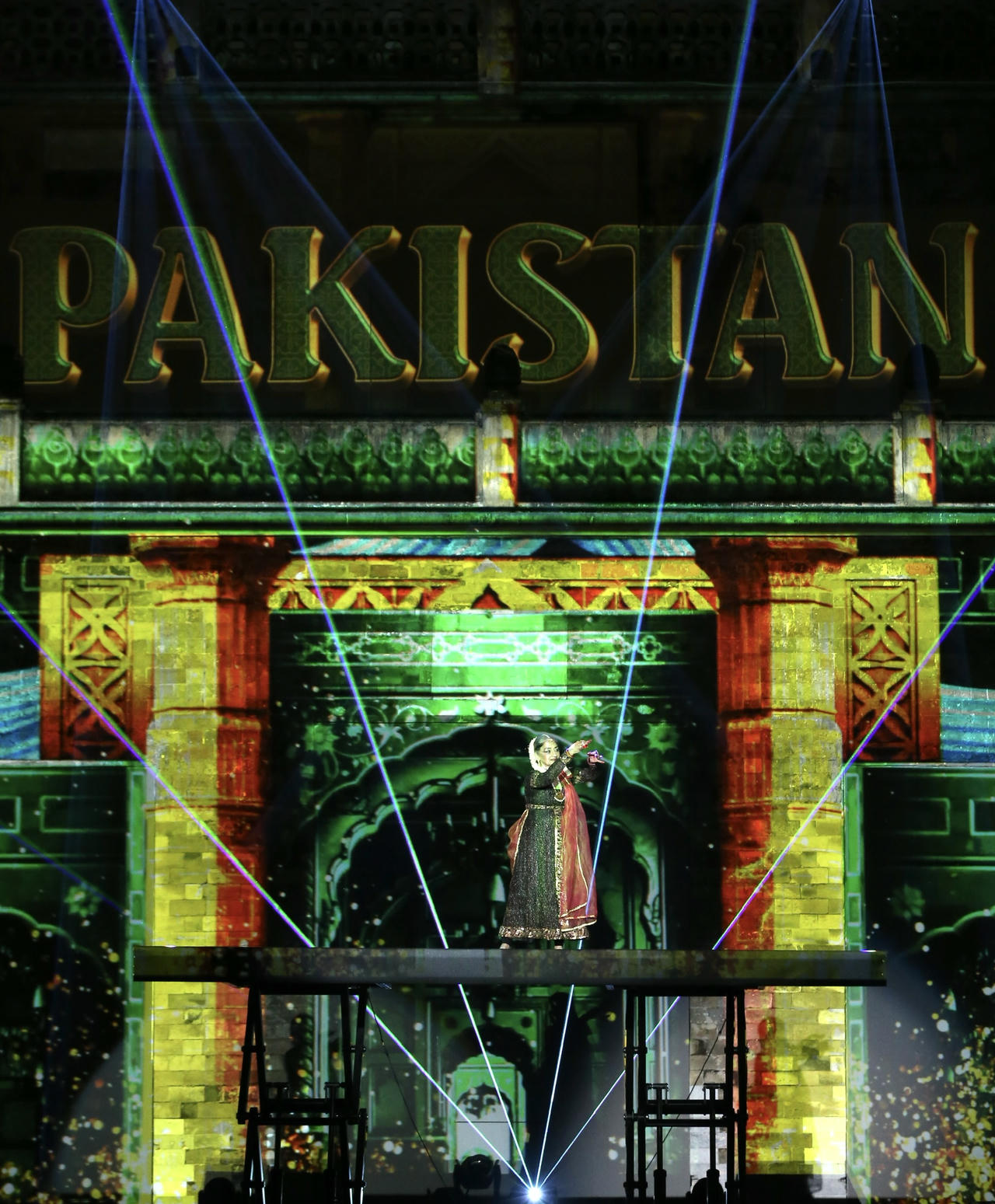 Nghệ sĩ Pakistan trình diễn trên sân khấu bế mạc Lễ hội (ảnh T.Huấn).