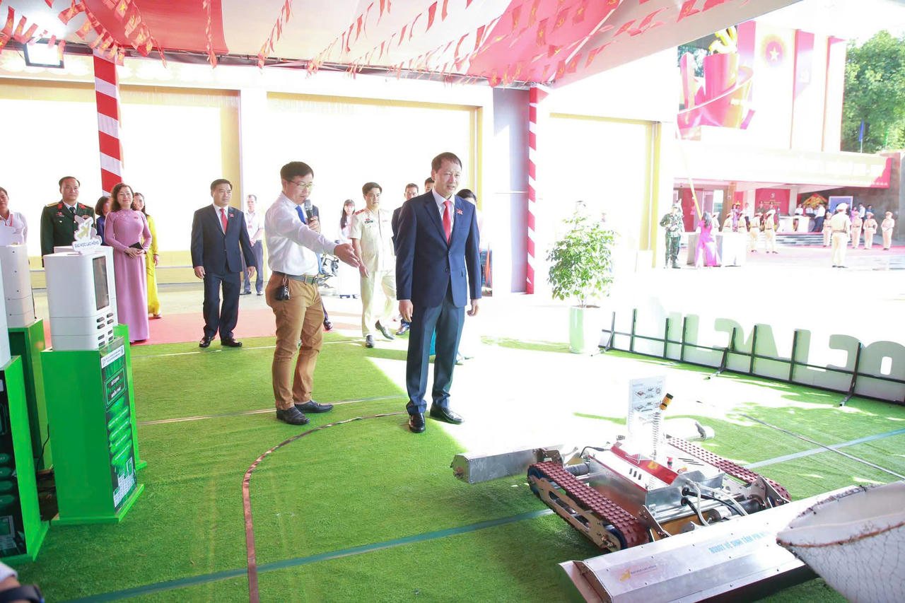 Bí thư Tỉnh ủy Đồng Nai Vũ Hồng Văn tham quan gian hàng trưng bày của một đơn vị công nghệ trên địa bàn tỉnh.