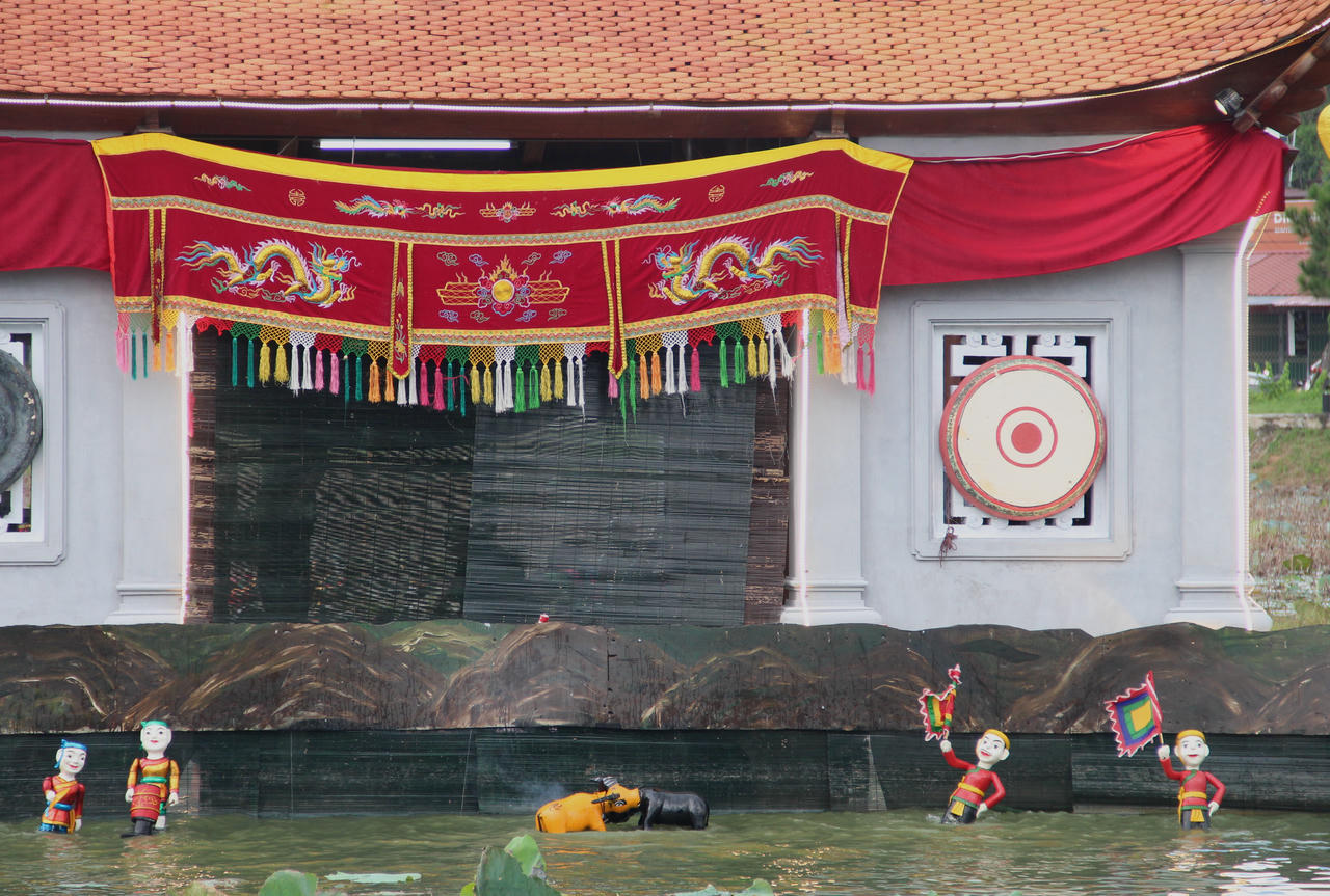 Màn rối nước biểu diễn hoạt cảnh chọi trâu.