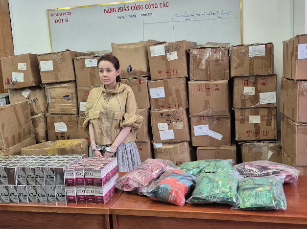 Võ Thị Ngọc Ngân cùng tang vật. (Ảnh: Báo CAND)